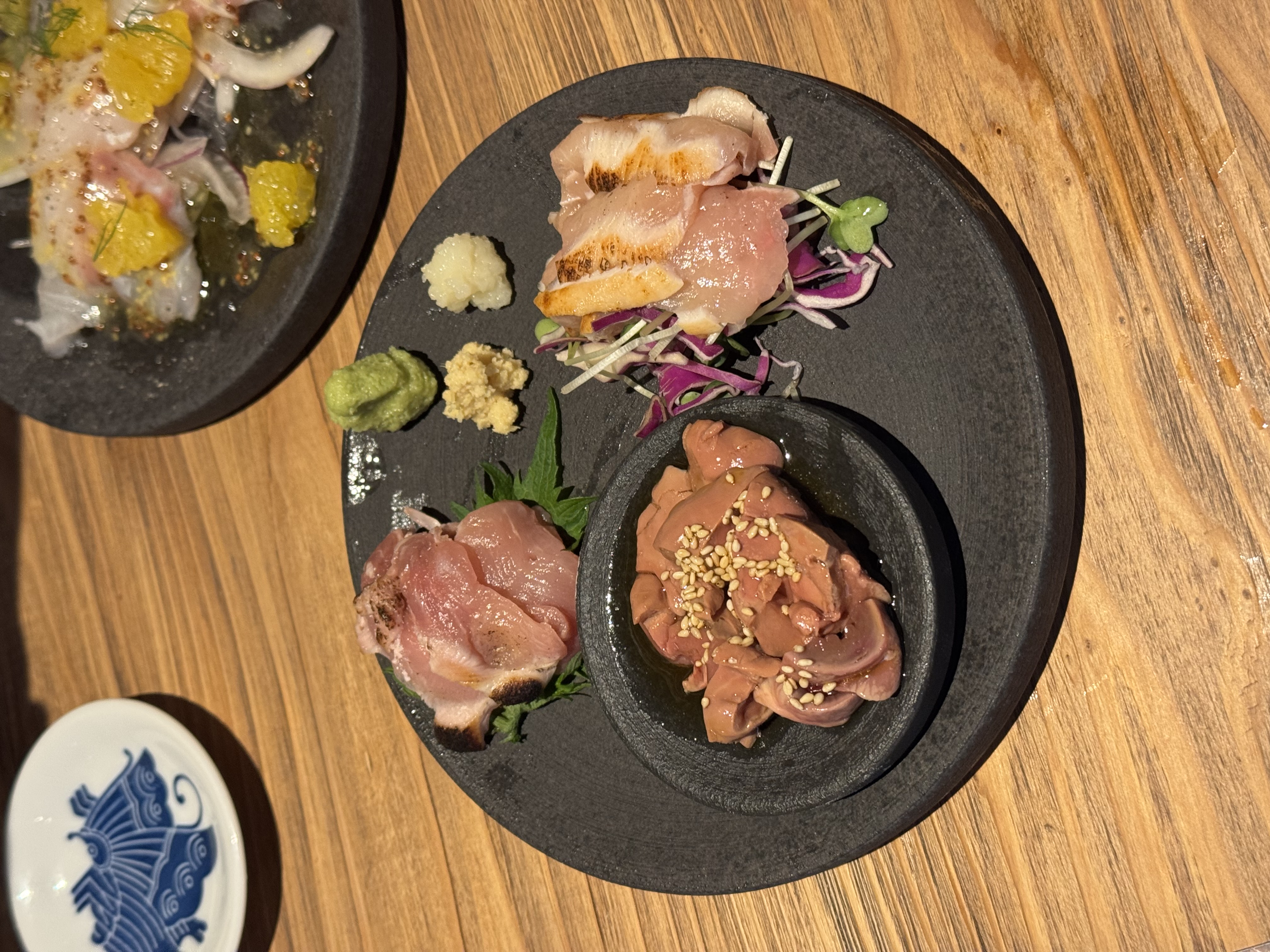 닭 사시미. 생강, 와사비와 곁들여 먹는 간과 다리살, 가슴살이 모두 맛있었다.