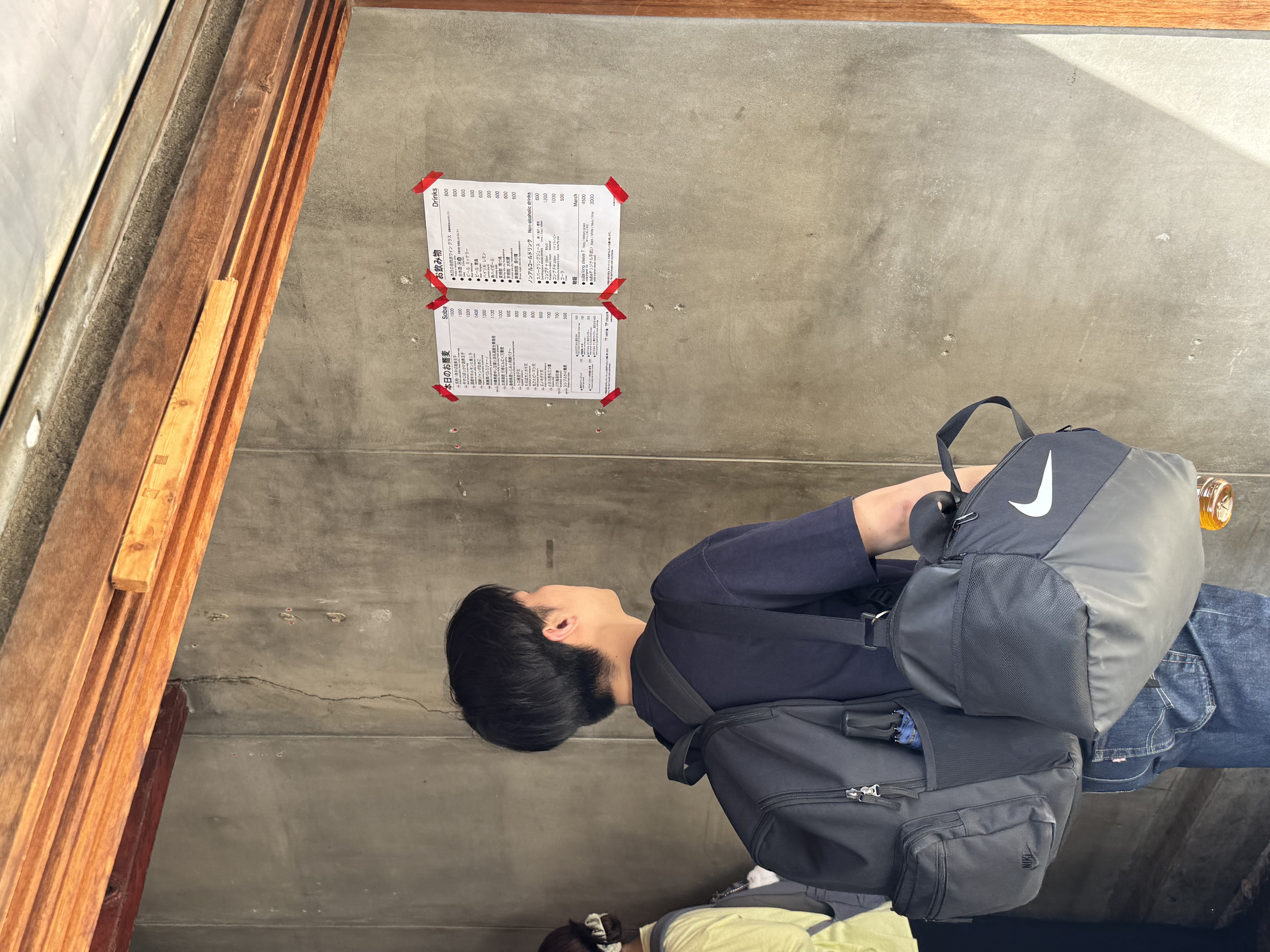 짐 바리바리 싸들고 메뉴 스터디 중…