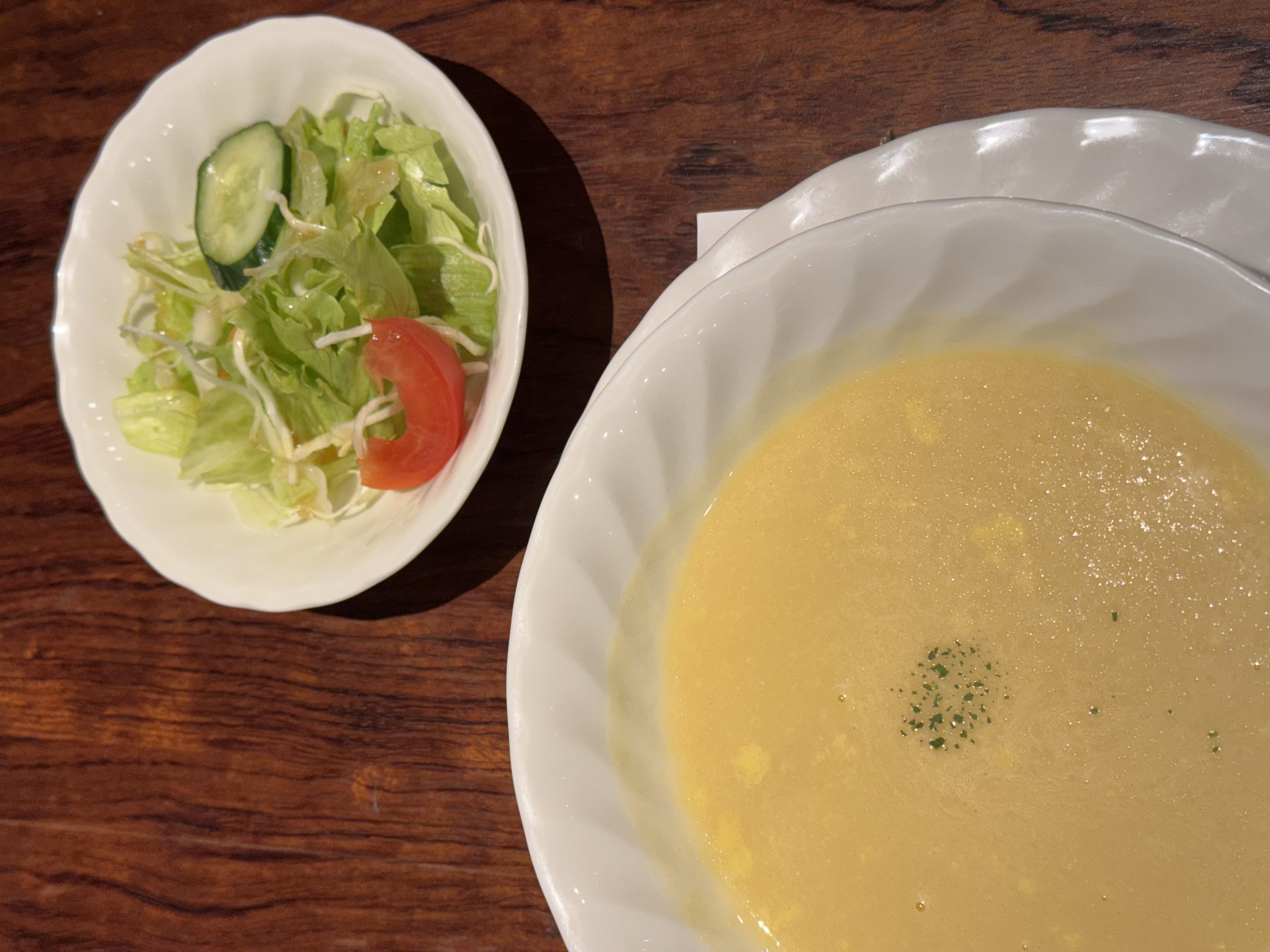 종업원의 능숙한 업셀링에 낚여 홀린 듯이 세트로 주문. 그런데 샐러드도 수프도 맛있어서 만족했다.