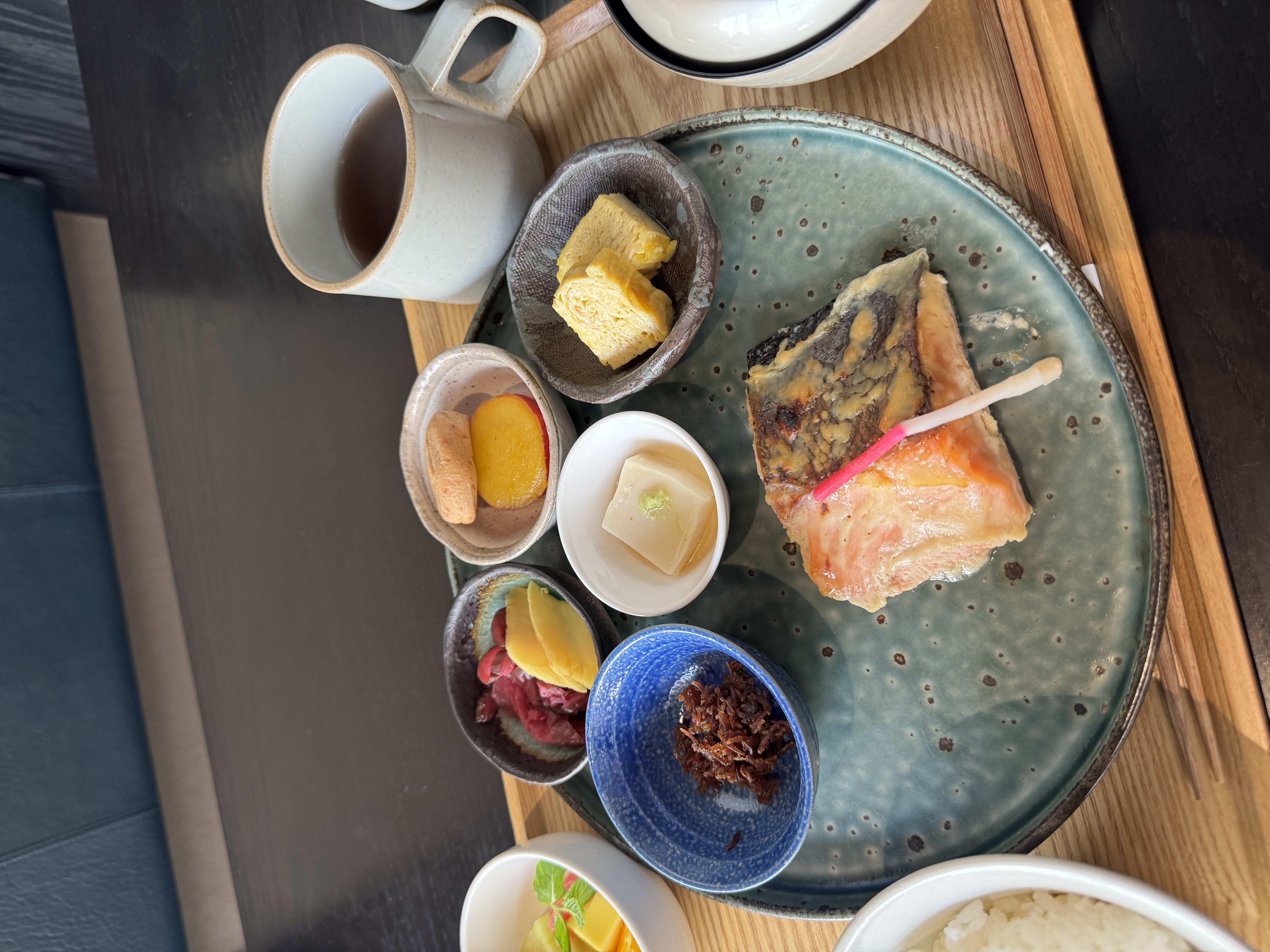 미소 된장을 발라 구운 연어 구이와 함께 절임 반찬들, 그리고 밥과 장국이 나온다. 하나하나 너무 맛있고 간도 잘 되어있어서 즐겁게 먹었다. 