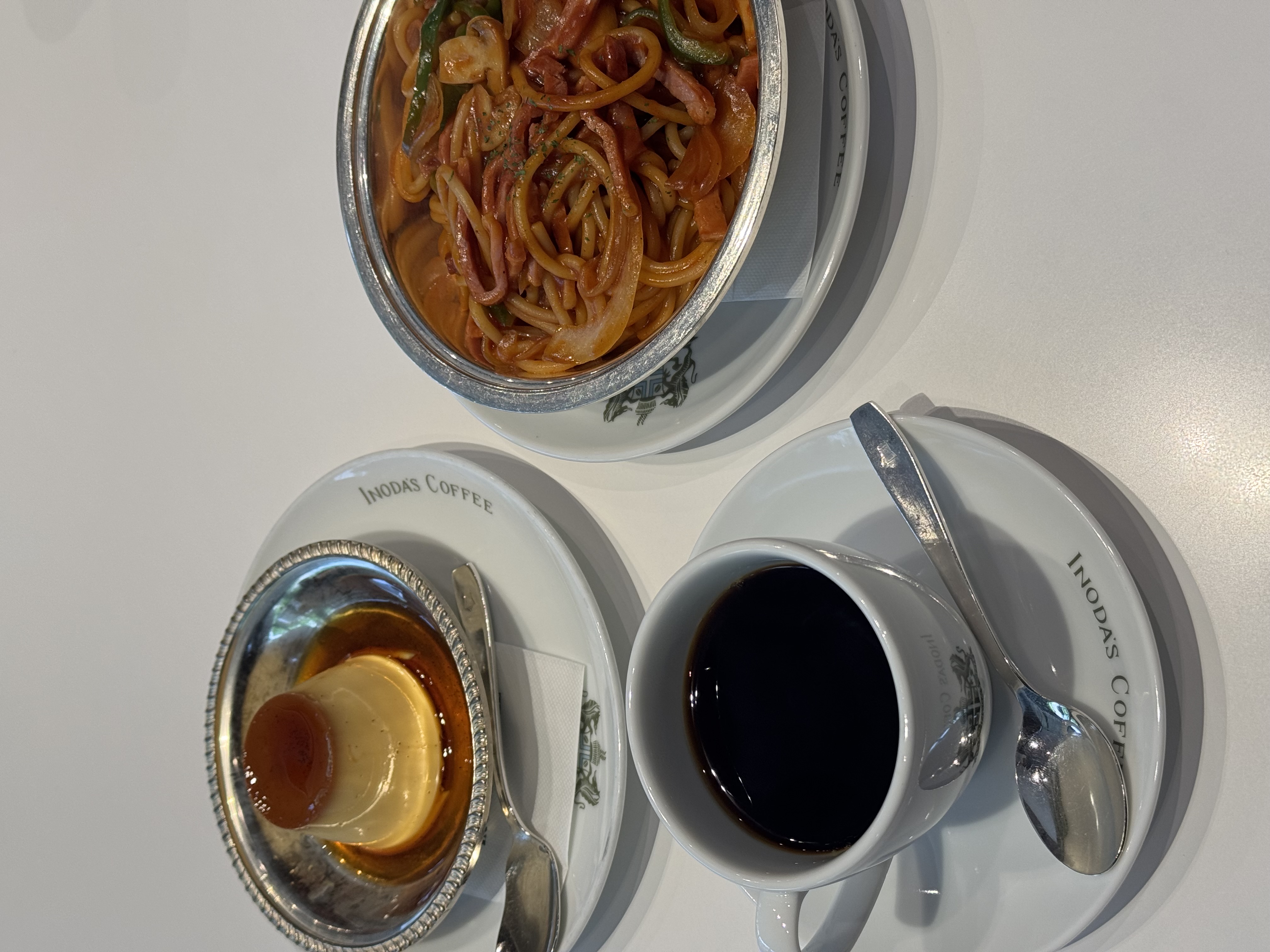커스터드 푸딩과 나폴리탄 파스타, 그리고 강배전으로 내린 커피까지. 보기만 해도 맛있고 배부른 조합.