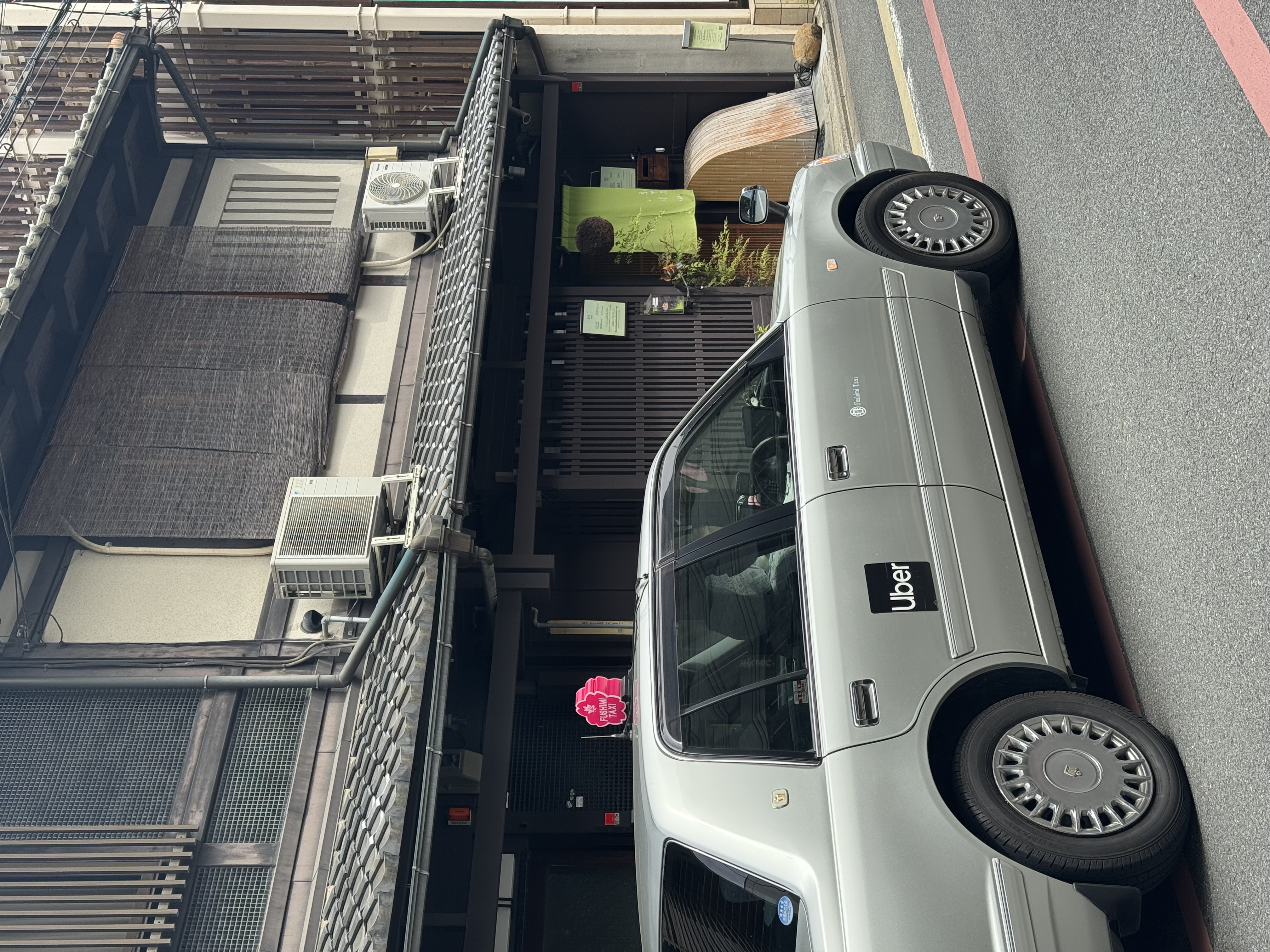 백발의 택시 기사 선생님이 너무나 멋졌는데 너무 대놓고 찍는게 눈치가 보여서 제대로 찍지 못했다. 아쉬워라. 그와 별개로, 일본식 가옥의 간살 무늬 창과 가림막을 참 좋아하는데 이 사진에 많이 보여서 다시 보니 좋다 싶다.