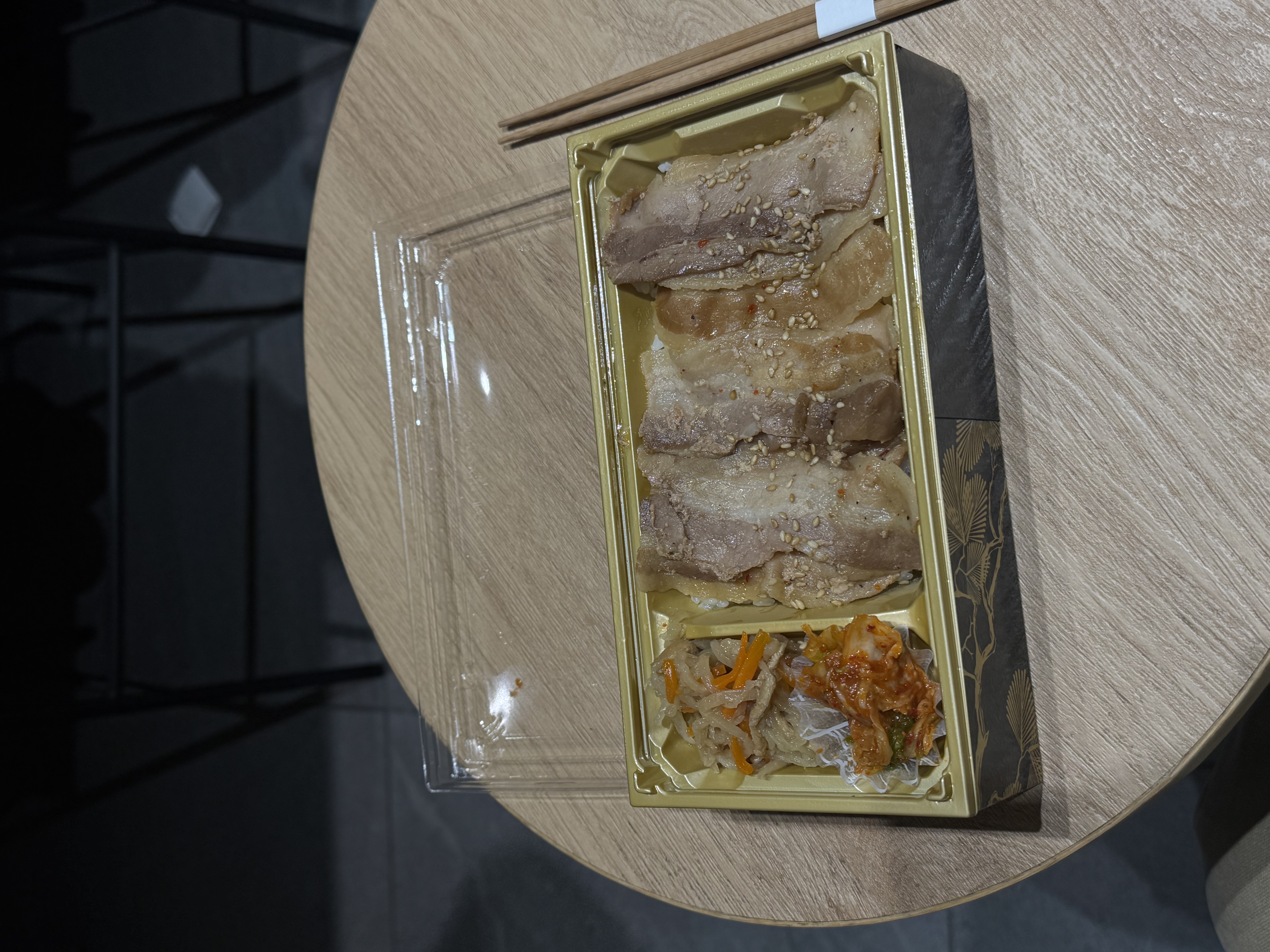 라운지 공사중이라, 대신 받은 쿠폰으로 무료 도시락.